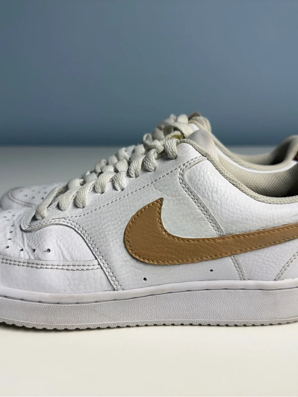 Nike Men’s White Low-Top Sneakers with Tan Swoosh